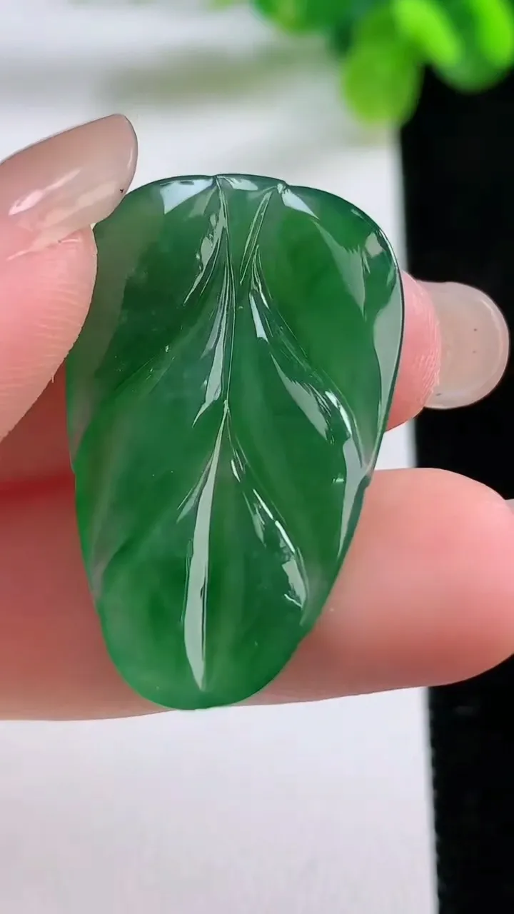 天然A货翡翠金枝玉叶 叶子吊坠，尺寸32.2-20.3-3.5，重量:4.59g
8月31日