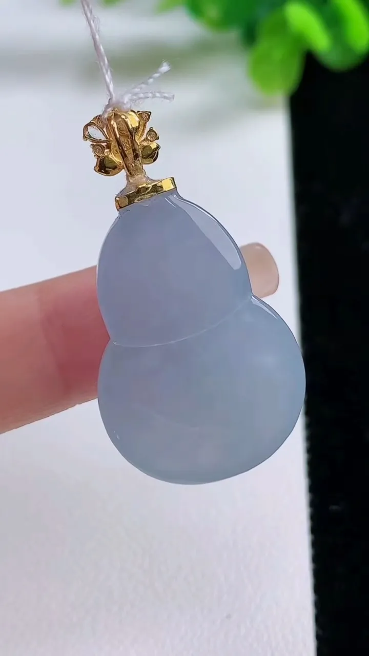 天然A货翡翠18k金紫罗兰葫芦吊坠，尺寸29-19.6-8，重量:8.60g
8月31日