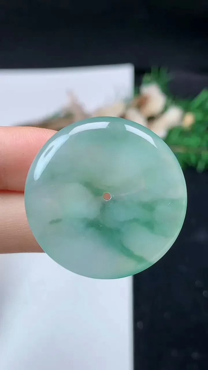 天然A货翡翠平安扣吊坠，尺寸32.5-5.2，重量:11.54g
8月31日