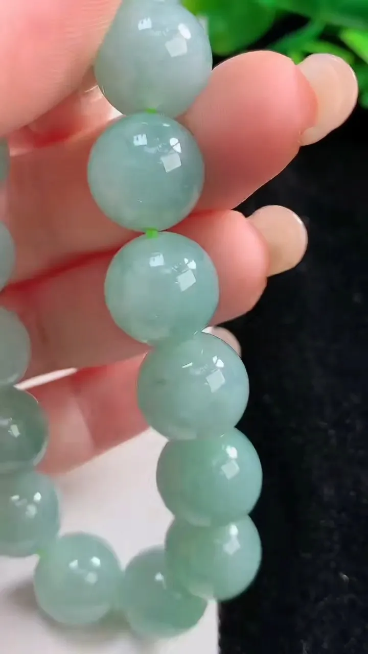 天然A货翡翠圆珠手串，尺寸12.3，重:53.31g8月31日
工厂直销收藏佳品,种好水足，色泽均匀，有种有色，上手高大气！