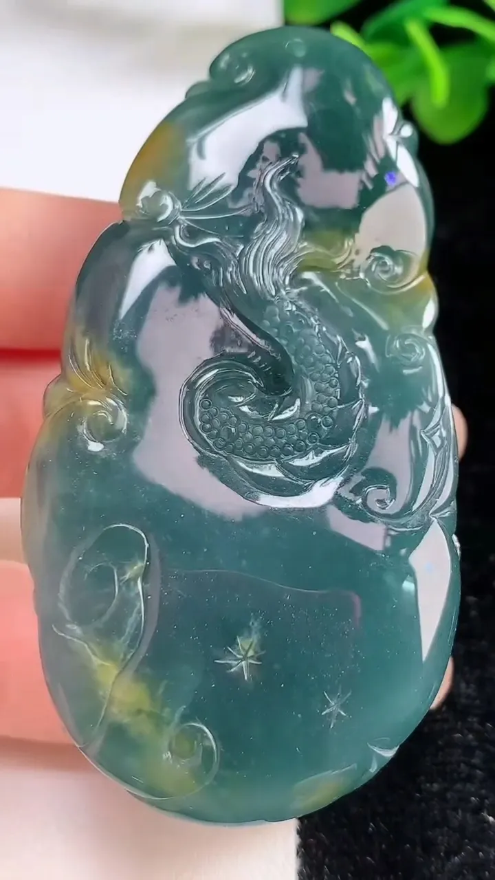 天然A货翡翠龙牌吊坠，尺寸75-38-17，重:69.47g
8月31日