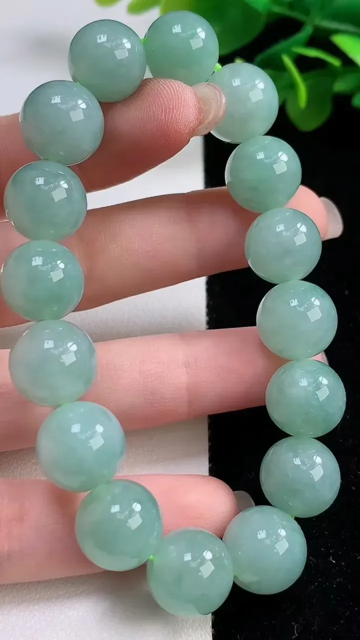 天然A货翡翠圆珠手串，尺寸12.3，重:53.31g8月31日
工厂直销收藏佳品,种好水足，色泽均匀