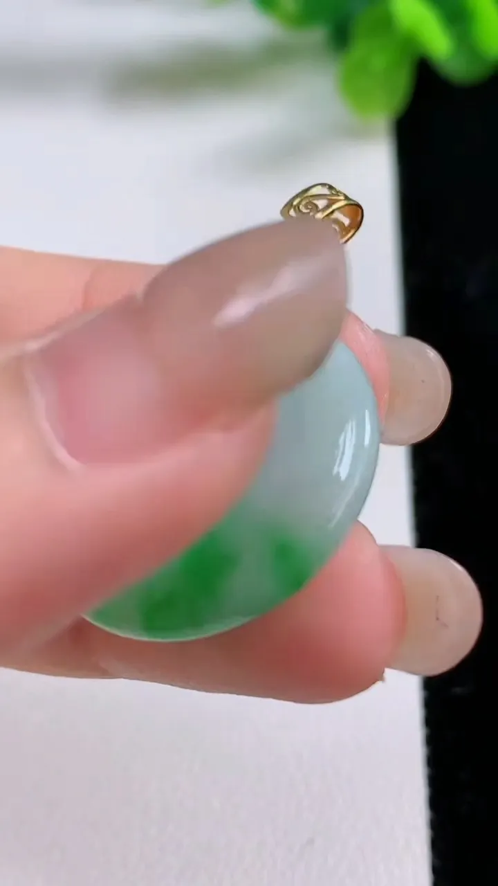 天然A货翡翠平安环吊坠，尺寸24.6-3.4，重量:5.60g
8月31日