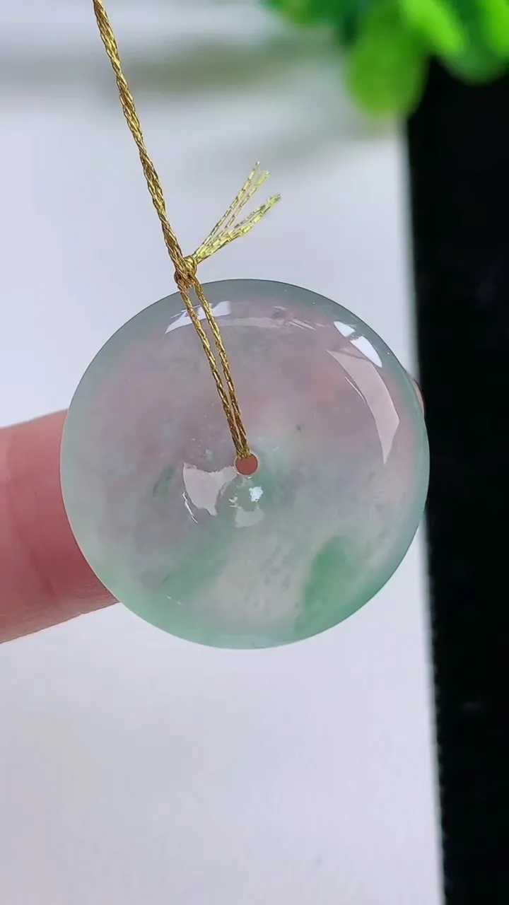 天然A货翡翠平安扣吊坠，尺寸22-4，重量:4.45g
8月31日