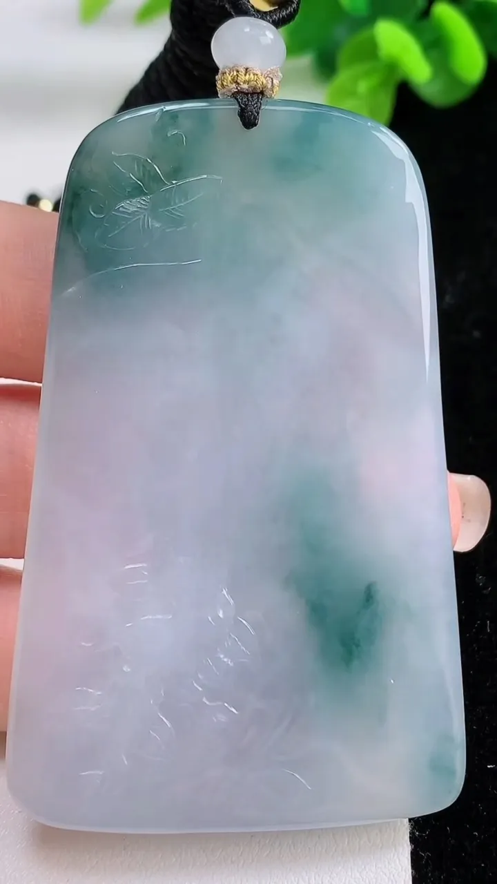 天然A货翡翠冰种飘花大势至观音菩萨吊坠，尺寸66-42-5.5，重量:40.41g
8月31日