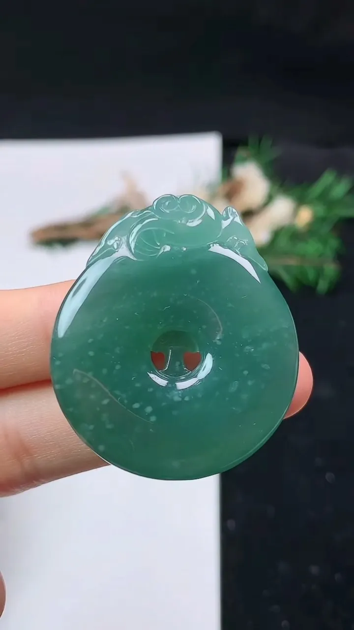 天然A货翡翠蓝水龙牌吊坠，尺寸38.3-33-8.3，重量:19.25g
8月31日