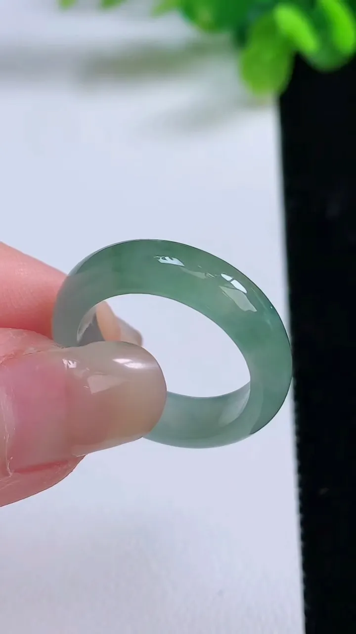 天然A货翡翠指环戒指，尺寸18.6-5.8-3.3，重量:4.16g2025年8月31日
工厂直销收藏佳品,种好水足，色泽均匀，有种有色，上手高大气！