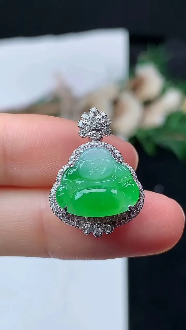 天然A货翡翠佛公吊坠，尺寸22.4-15.8-8.2，裸石11.6-13.6，重量:2.28g
8月