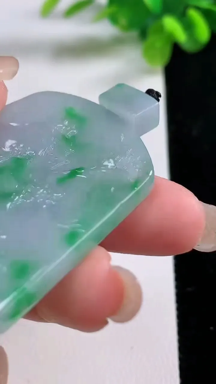 天然A货翡翠山水牌吊坠，尺寸48.4-37.7-5，重量:24.75g
8月31日