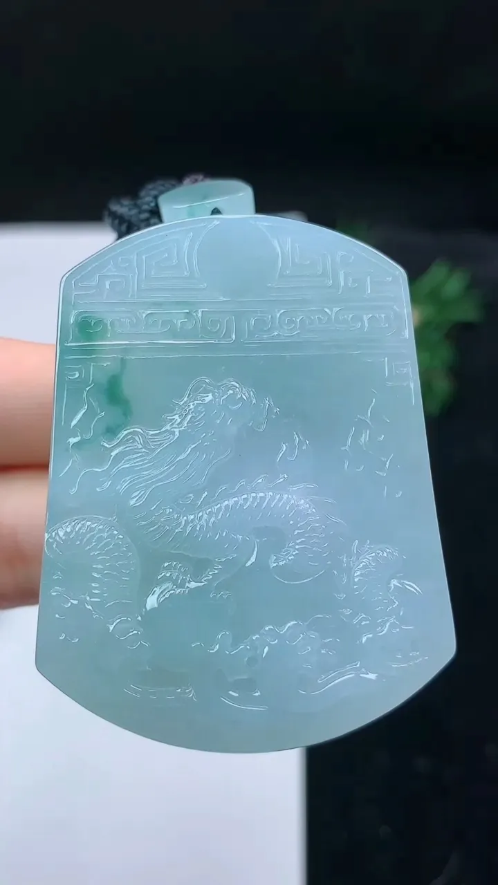 天然A货翡翠飘花龙牌吊坠，尺寸53.2-38.7-11，重量:71.45g
8月31日