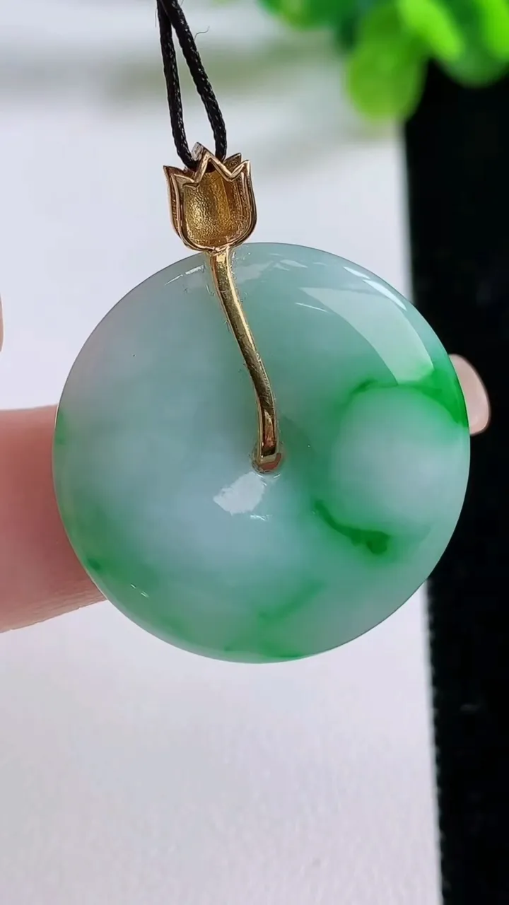 天然A货翡翠平安扣吊坠，尺寸27-5，重量:8.13g
8月31日
