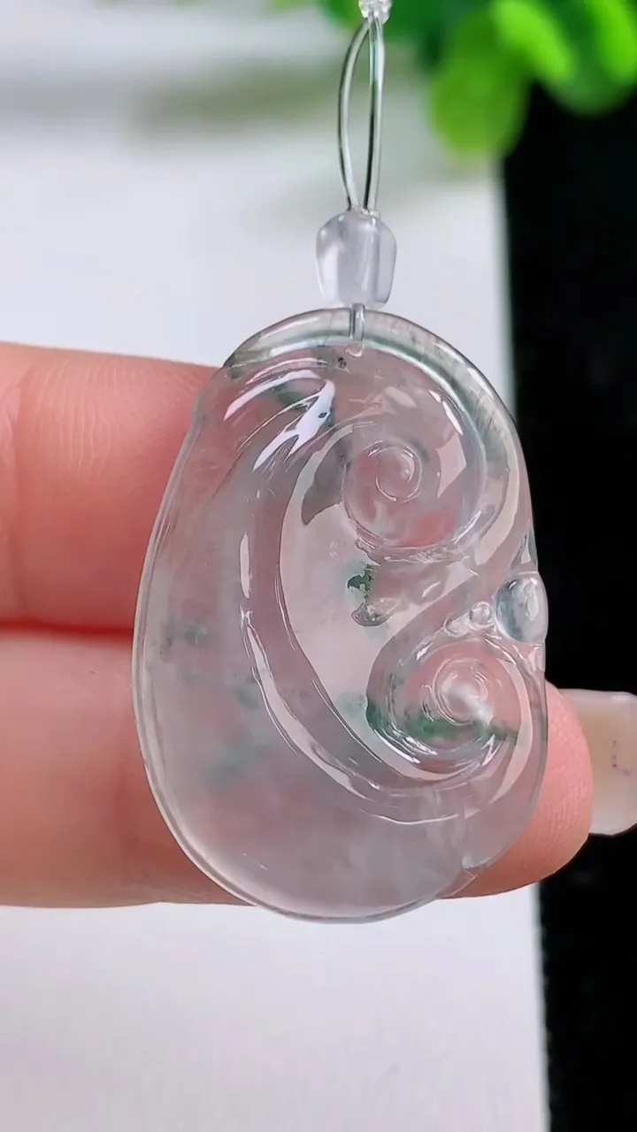 天然A货翡翠冰种飘花如意吊坠，尺寸30.5-21-4，重量:5.33g
8月31日