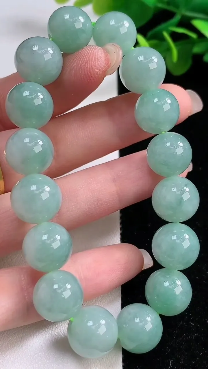 天然A货翡翠圆珠手串，尺寸12.3，重:53.31g8月31日
工厂直销收藏佳品,种好水足，色泽均匀，有种有色，上手高大气！
