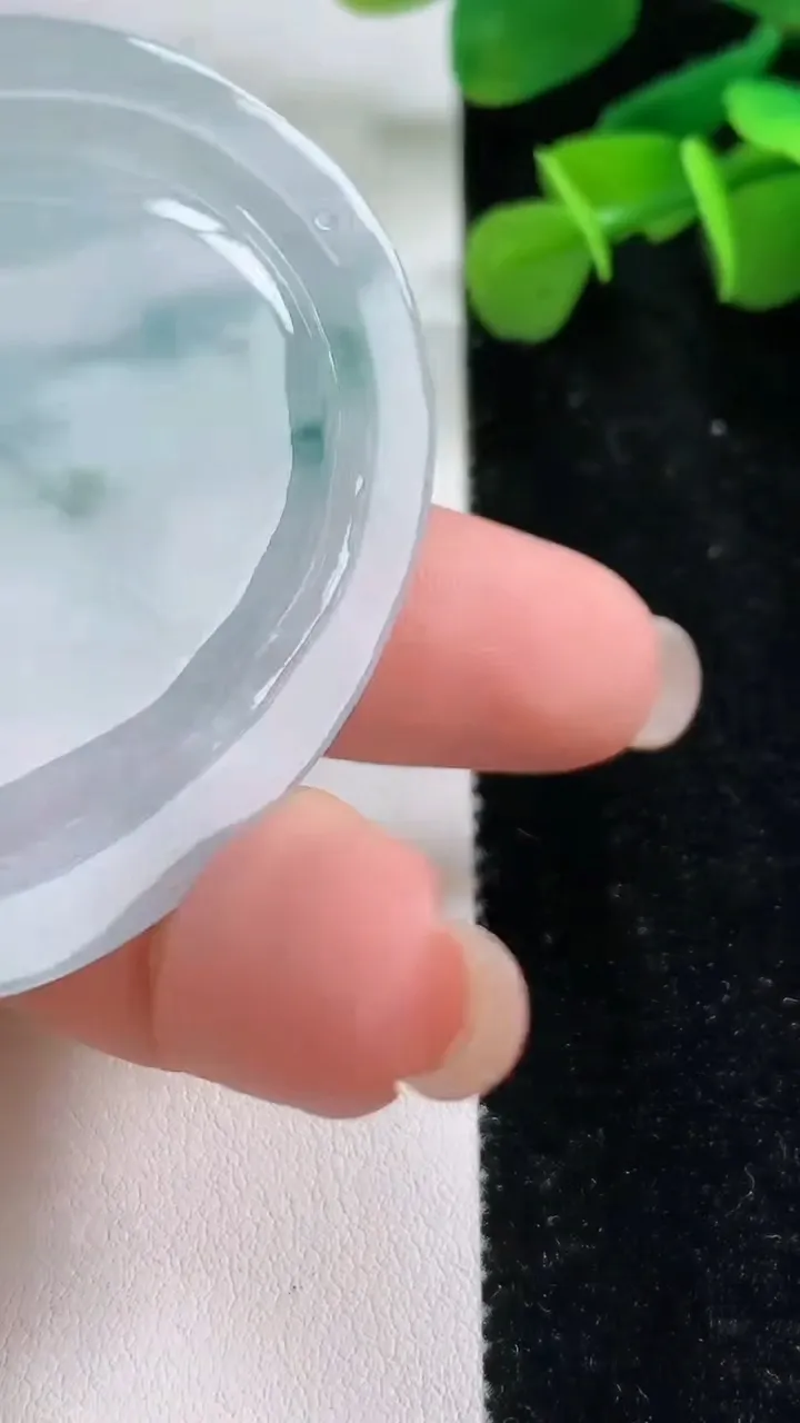天然A货翡翠飘花龙牌吊坠，尺寸56.5-46.5-6.5，重:27.32g
8月31日