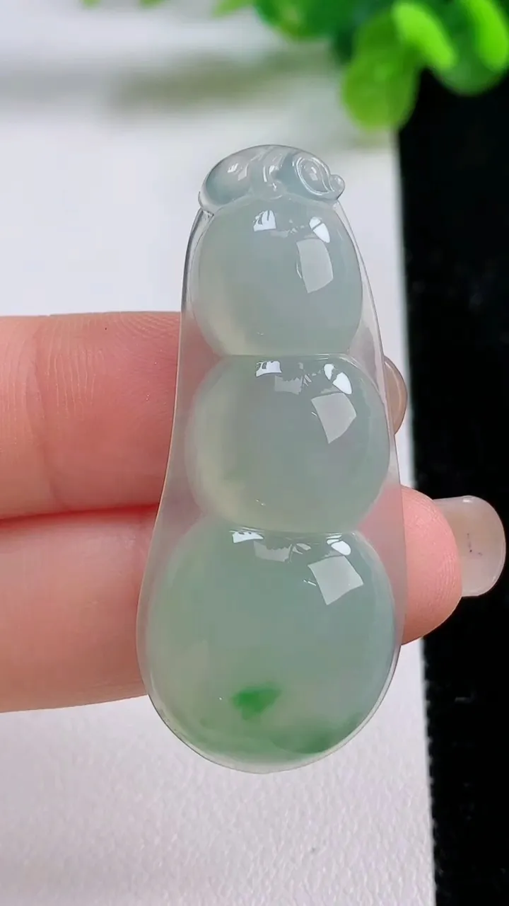 天然A货翡翠福豆吊坠，尺寸45.5-19.5-6，重量:9.08g
8月31日