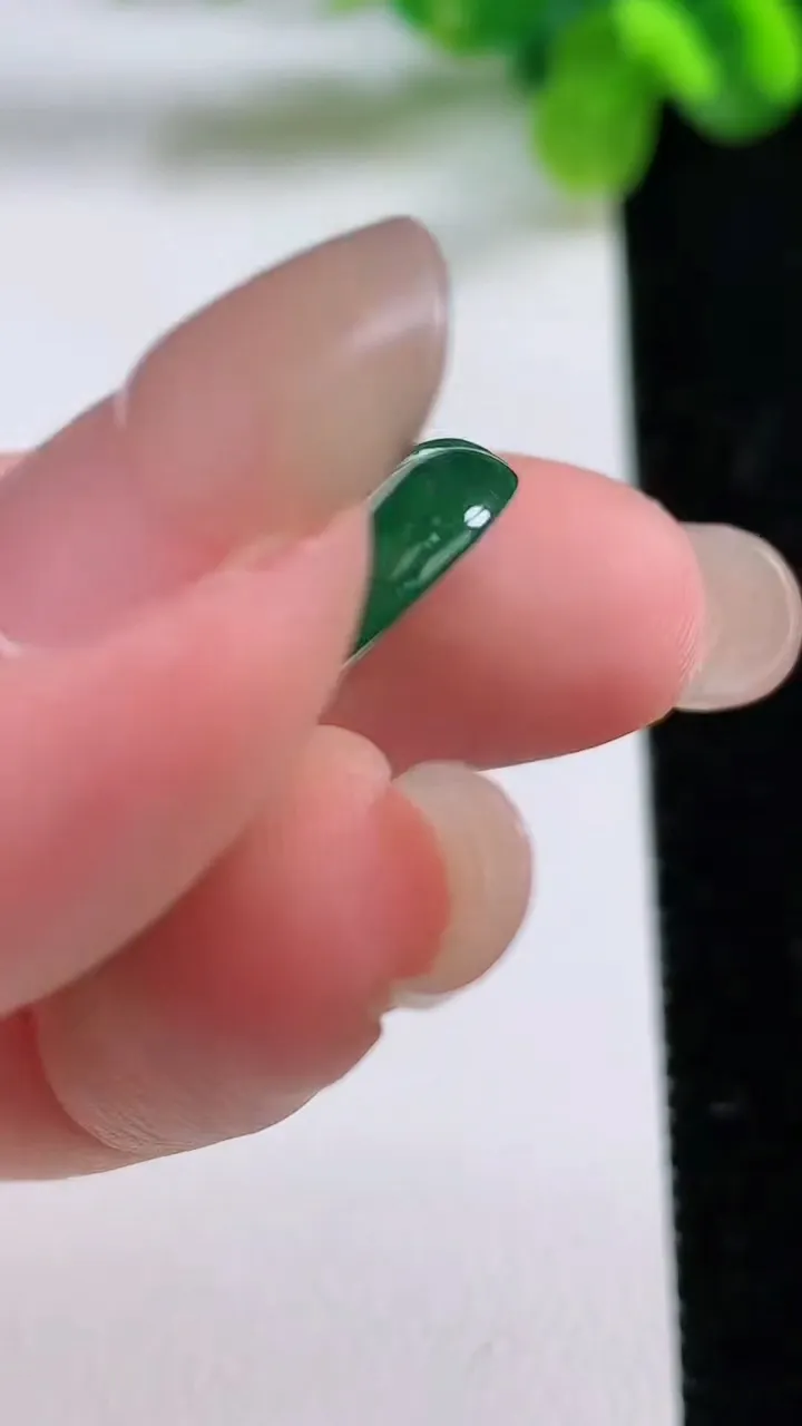 天然A货翡翠金枝玉叶 叶子吊坠，尺寸32.2-20.3-3.5，重量:4.59g
8月31日