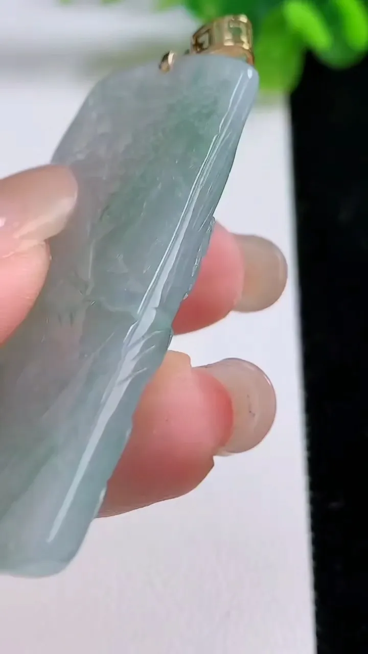 天然A货翡翠种飘花山水牌吊坠，尺寸52-28.6-8，重量:26.04g
8月31日