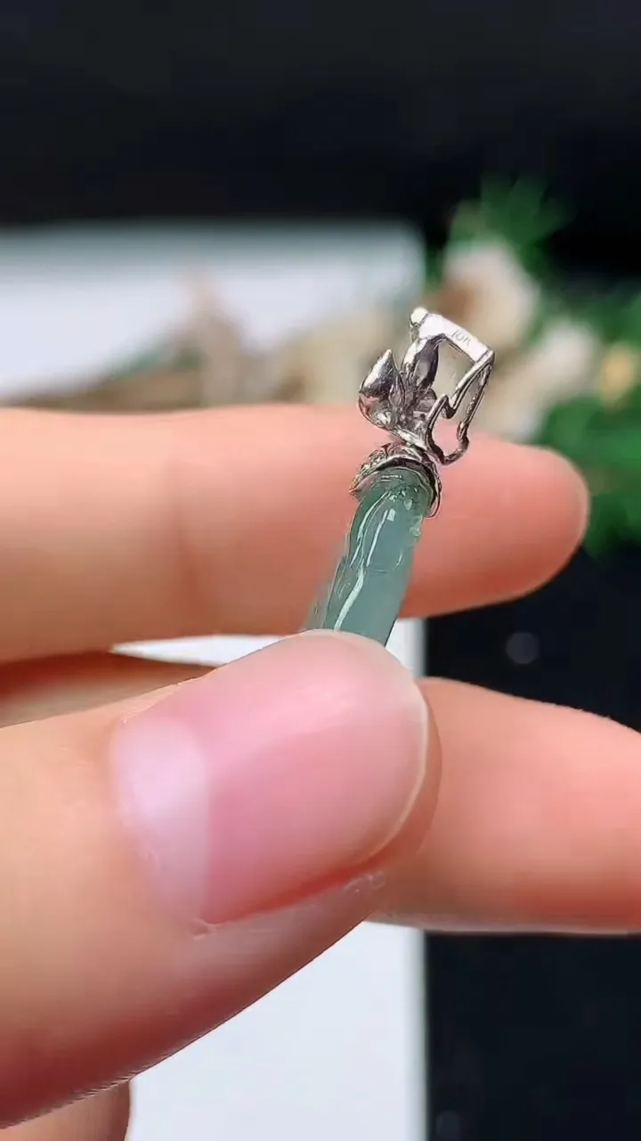 天然A货翡翠如意吊坠，尺寸25.3-15.8-4.7，重量:4.45g
8月31日