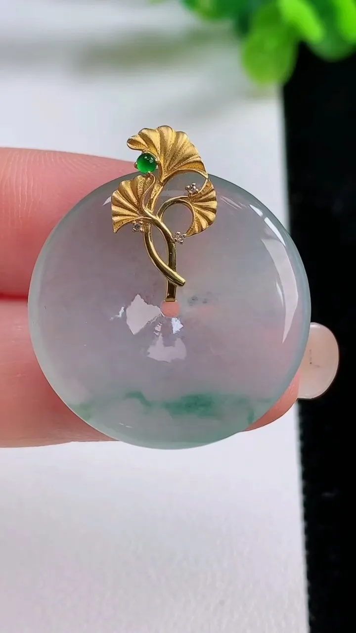 天然A货翡翠种飘花平安扣吊坠，尺寸26.2-4.2，重量:6.90g
8月31日