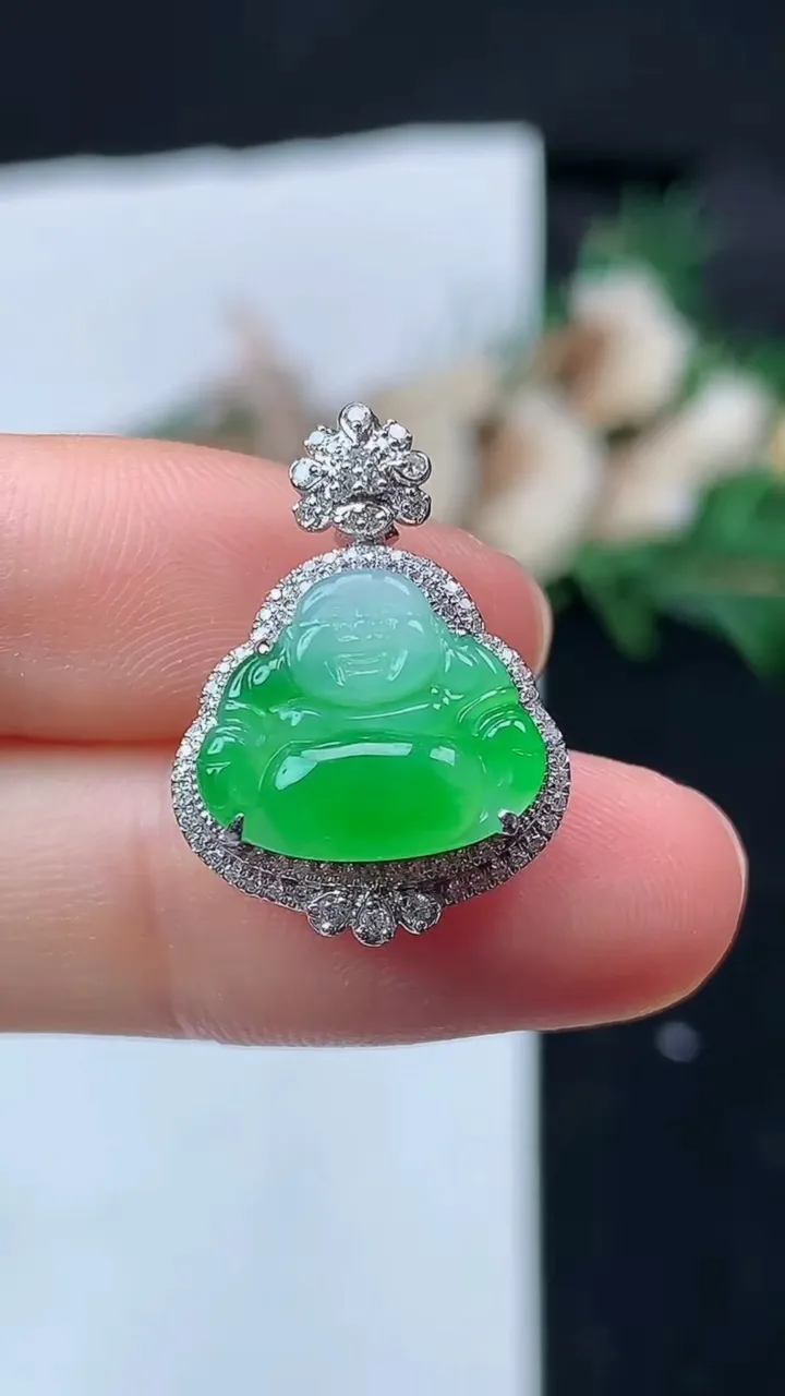 天然A货翡翠佛公吊坠，尺寸22.4-15.8-8.2，裸石11.6-13.6，重量:2.28g
8月31日，重量:2.28g