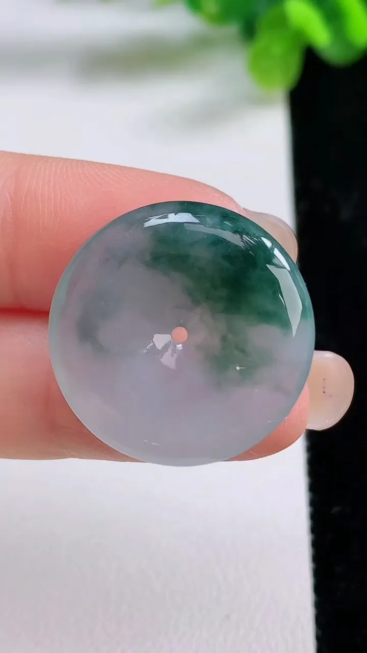 天然A货翡翠冰种飘花平安扣吊坠，尺寸24-4，重量:5.44g
8月31日