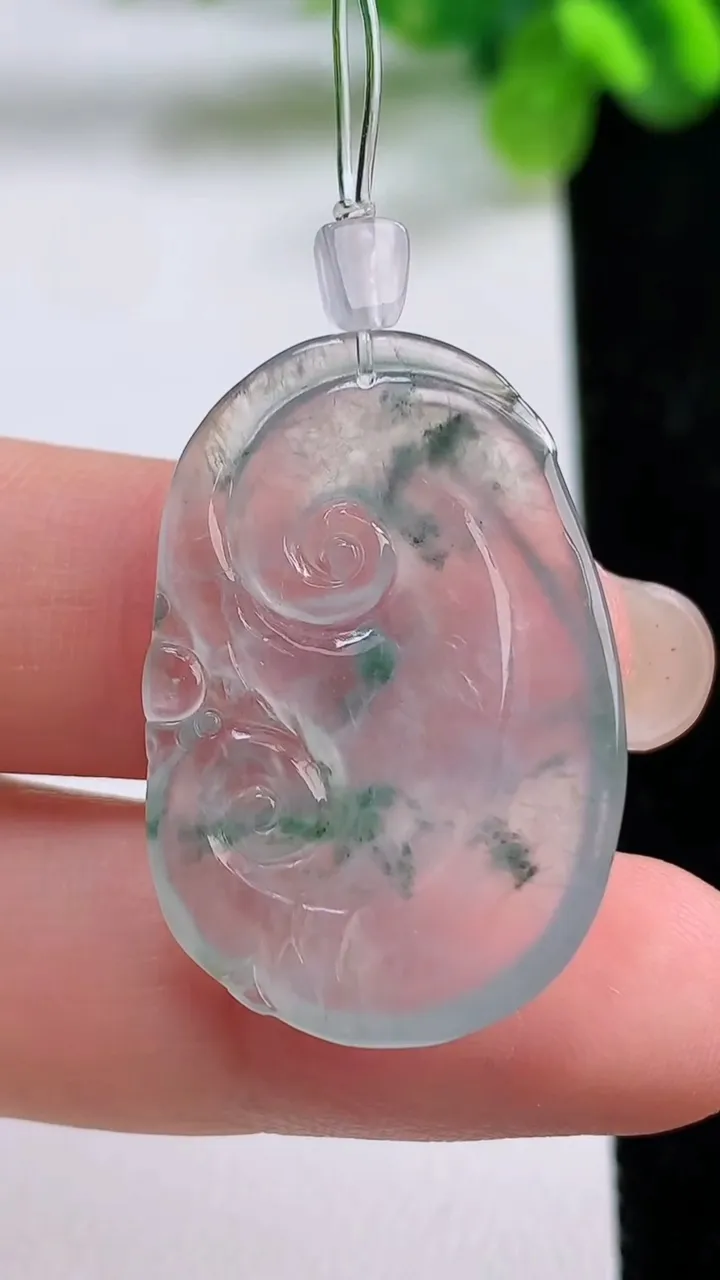 天然A货翡翠冰种飘花如意吊坠，尺寸30.5-21-4，重量:5.33g
8月31日