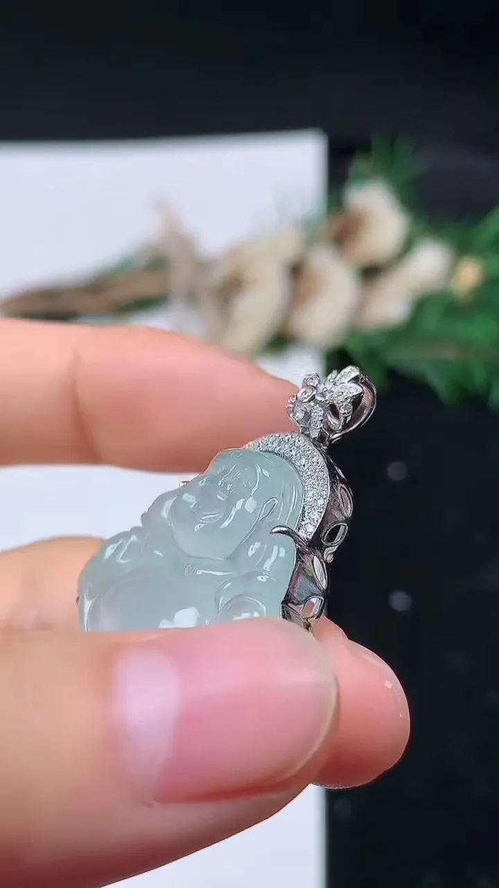 天然A货翡翠白冰佛公吊坠，尺寸22.2-25-9.6，重量:7.12g
8月31日