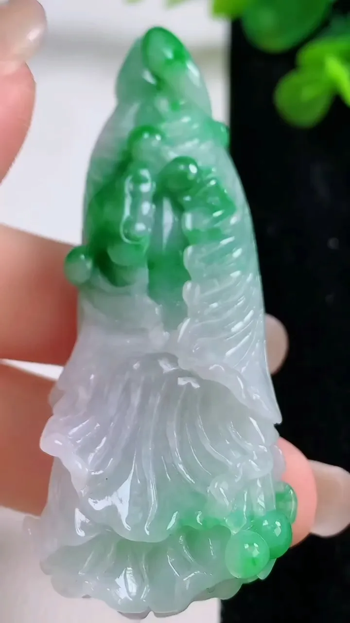 天然A货翡翠白菜吊坠，尺寸68-27-13.6，重:32.95g
8月31日