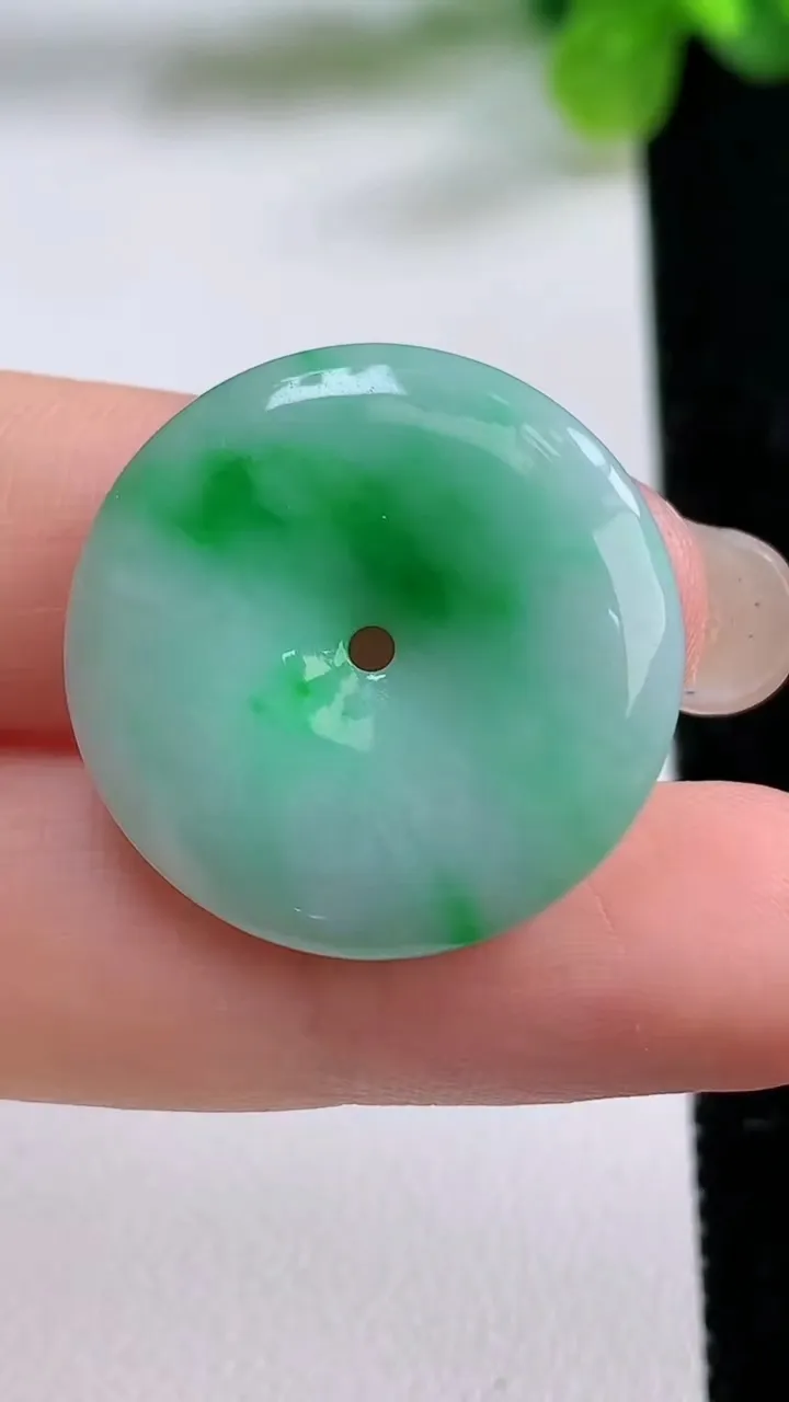 天然A货翡翠平安扣吊坠，尺寸25-4.2，重量:5.79g
8月31日
