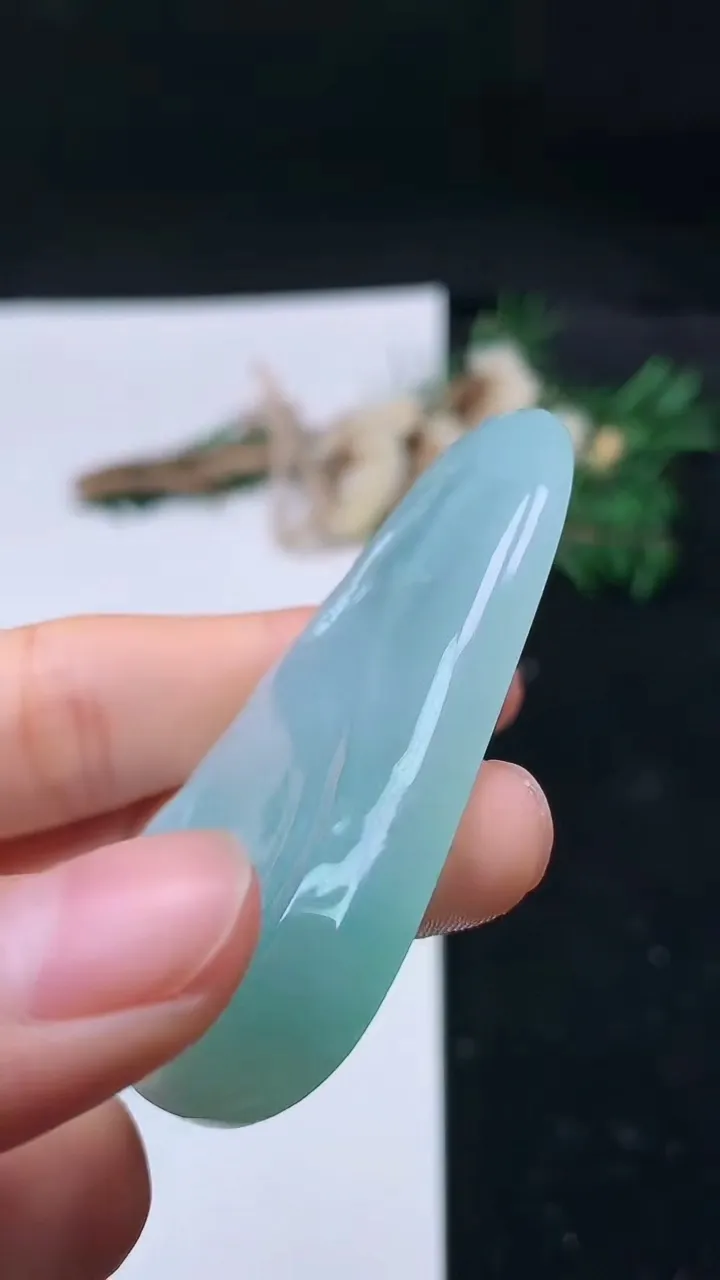 天然A货翡翠荷叶鱼吊坠，尺寸57.7-36.2-6.8，重量:25.18g
8月31日