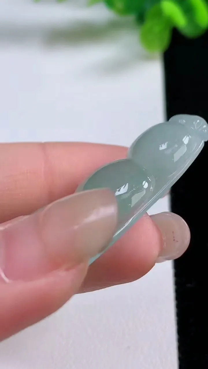 天然A货翡翠福豆吊坠，尺寸45.5-19.5-6，重量:9.08g
8月31日