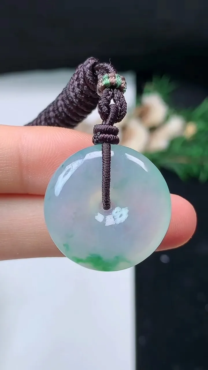 天然A货翡翠平安扣吊坠，尺寸23.9-5.5，重量:7.90g
8月31日