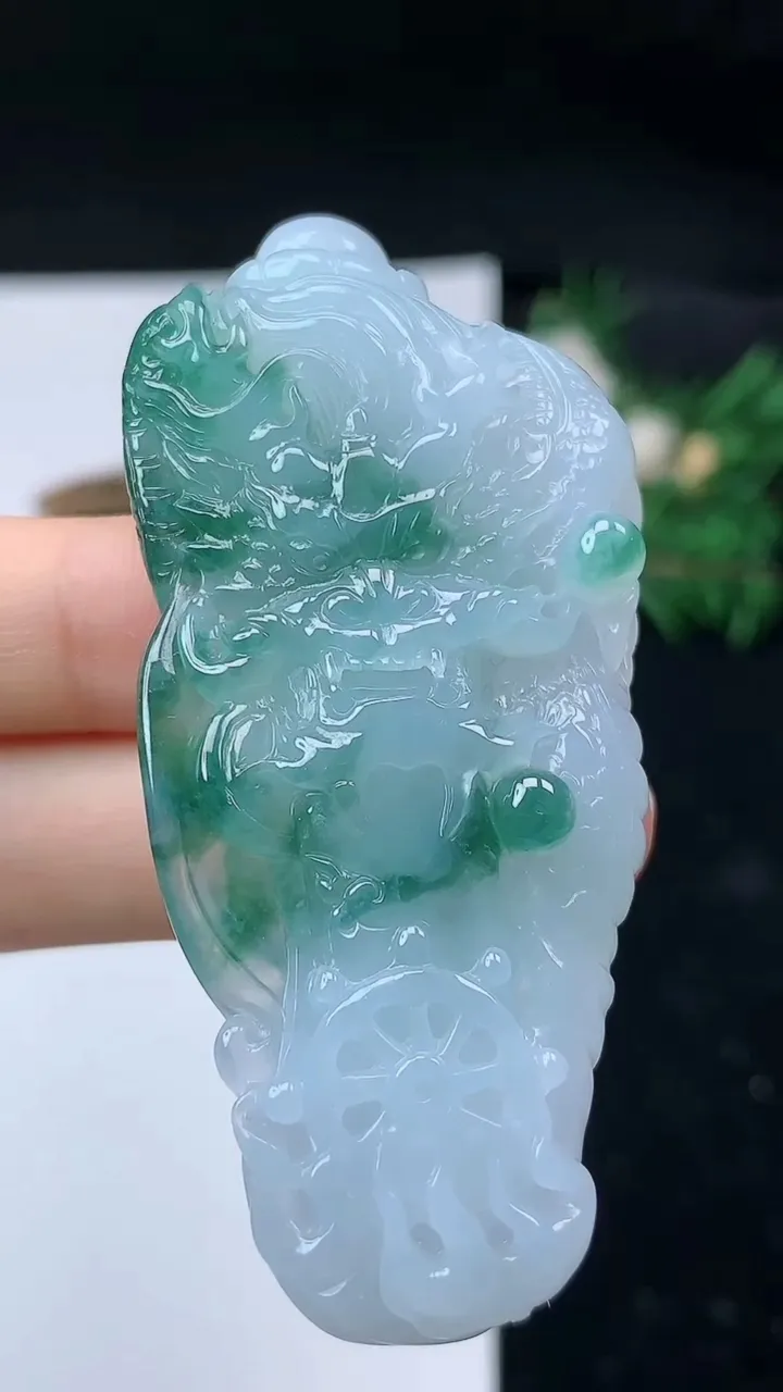 天然A货翡翠飘花龙牌吊坠，尺寸65.9-30-11.6，重量:39.00g
8月31日