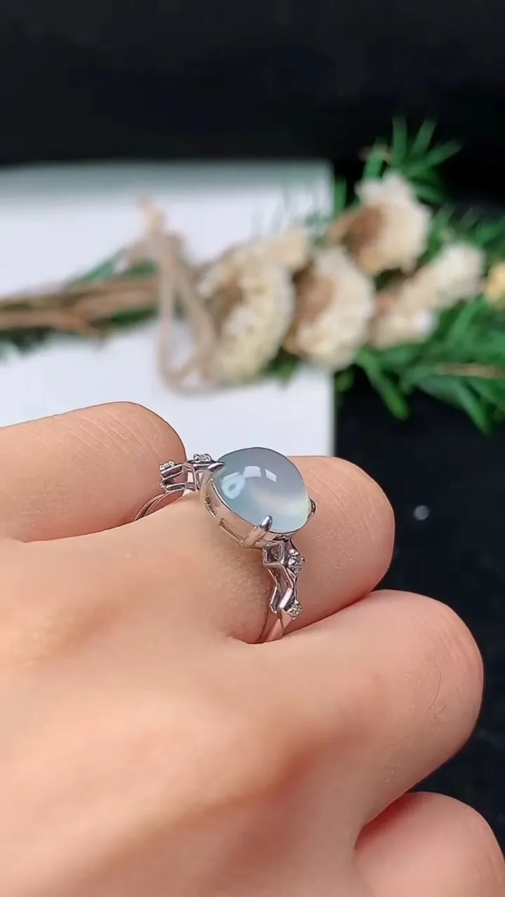 天然A货翡翠白冰蛋面戒指，尺寸16.8-9.4，重量:2.35g2025年8月31日
工厂直销收藏佳品,种好水足，色泽均匀，有种有色，上手高大气！