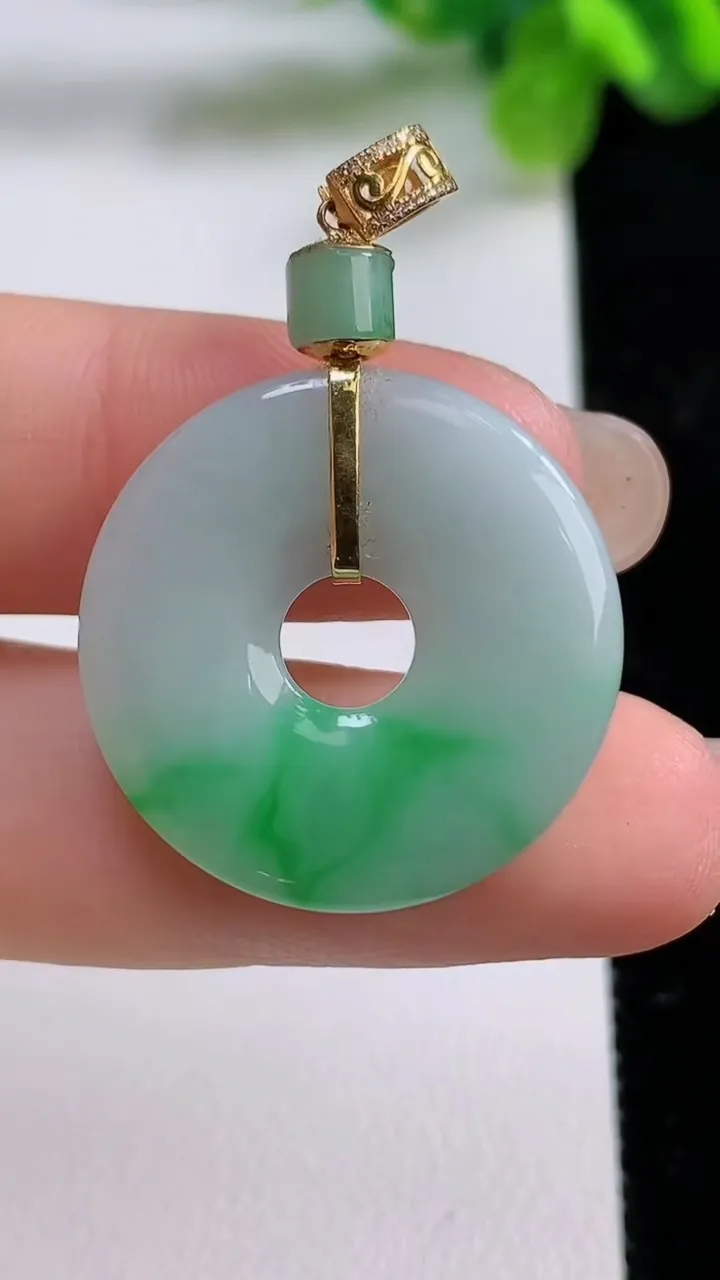 天然A货翡翠平安环吊坠，尺寸24.6-3.4，重量:5.60g
8月31日