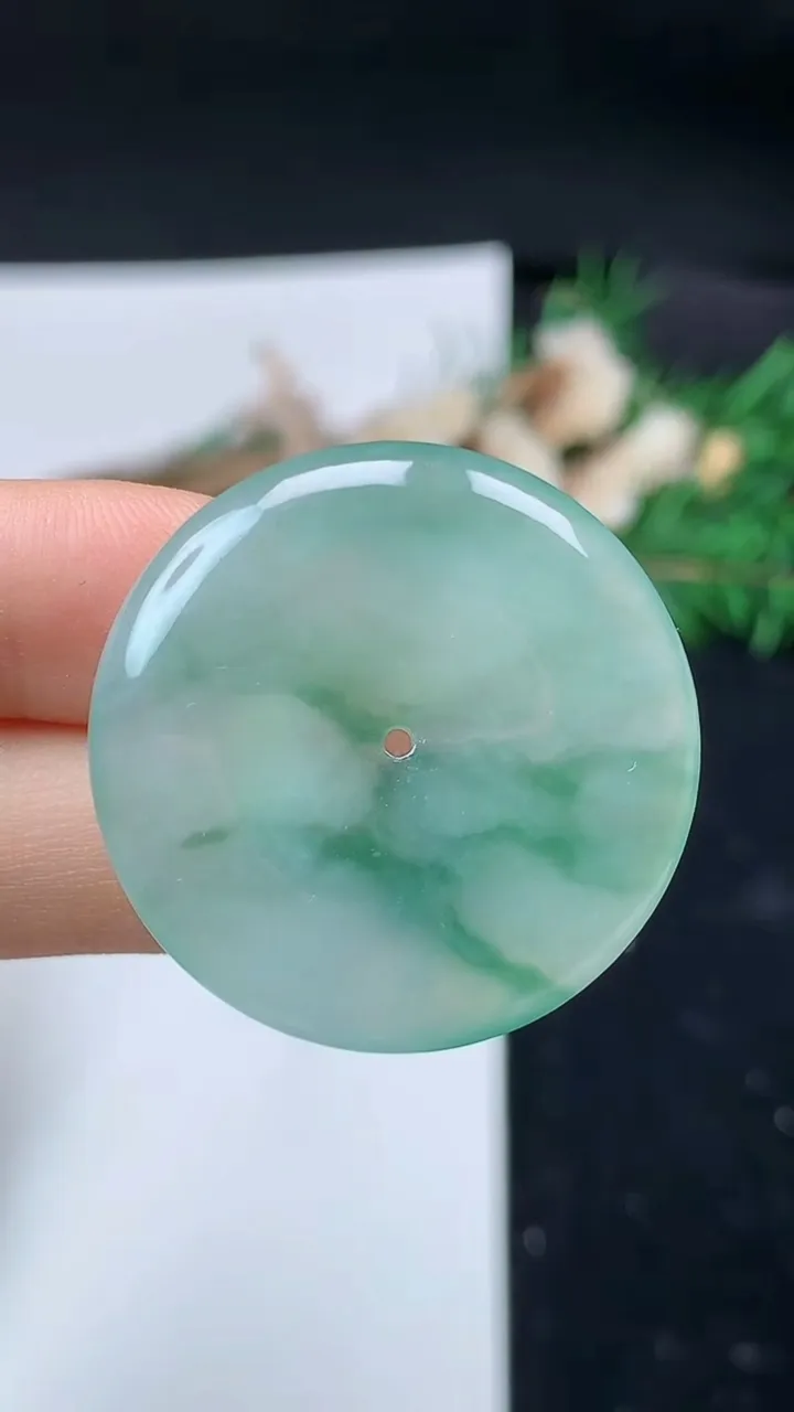天然A货翡翠平安扣吊坠，尺寸32.5-5.2，重量:11.54g
8月31日