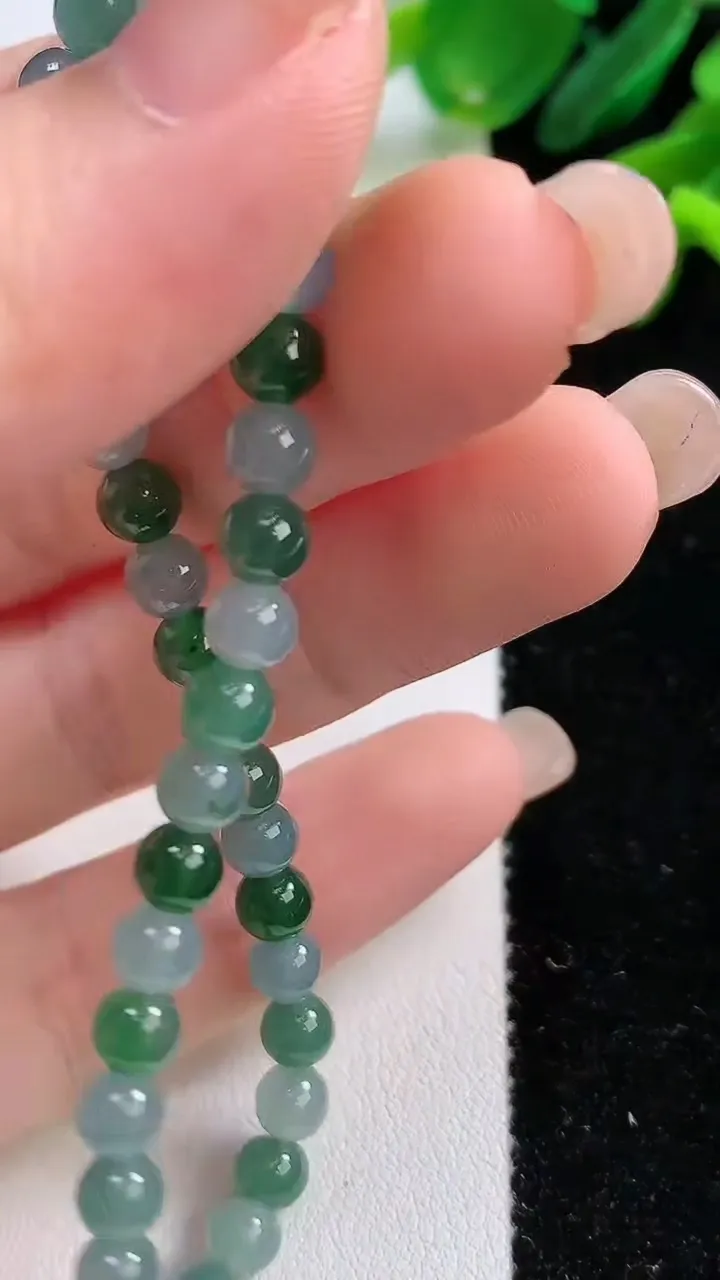 天然A货翡翠圆珠手串38颗，尺寸5，重:7.79g8月31日
工厂直销收藏佳品,种好水足，色泽均匀，有种有色，上手高大气！