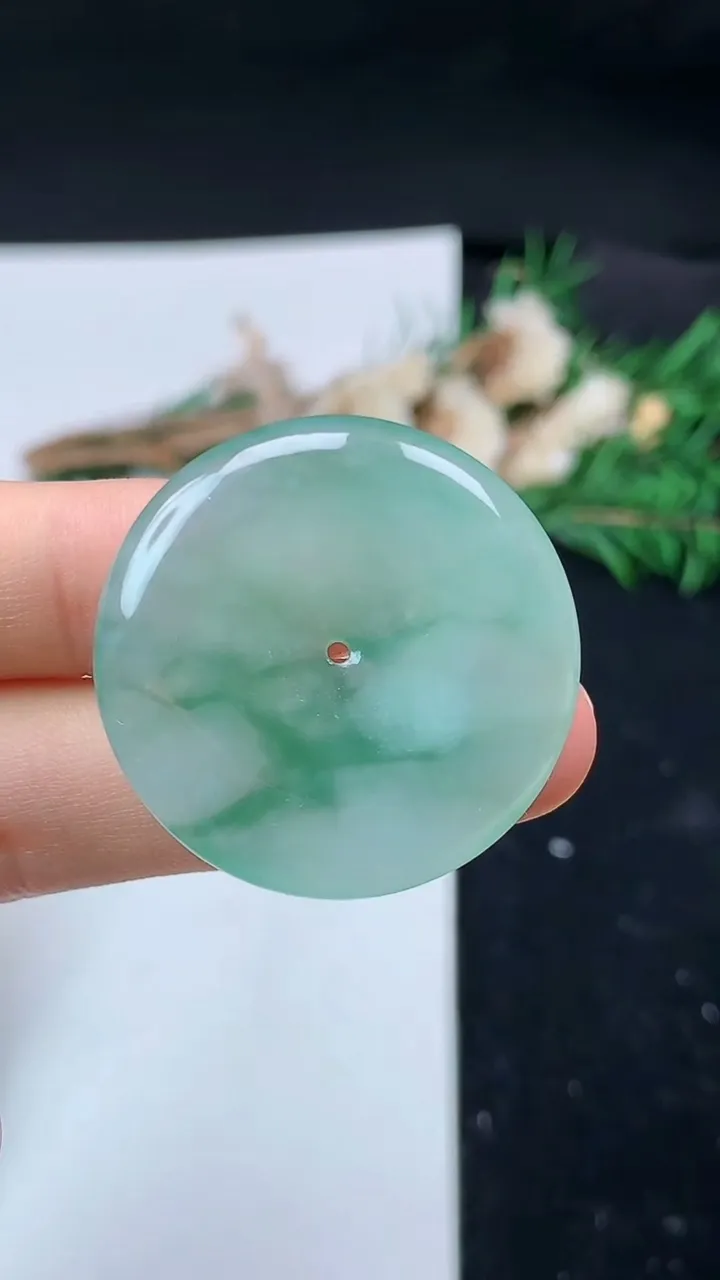 天然A货翡翠平安扣吊坠，尺寸32.5-5.2，重量:11.54g
8月31日