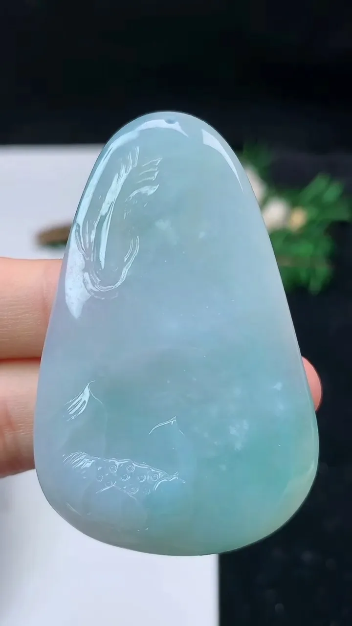 天然A货翡翠荷叶鱼吊坠，尺寸57.7-36.2-6.8，重量:25.18g
8月31日