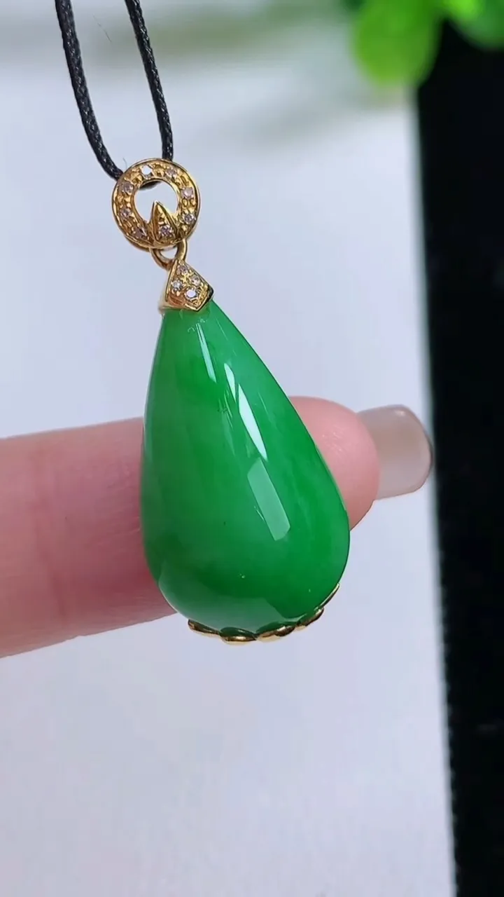 天然A货翡翠水滴吊坠，尺寸23-12-9，重量:3.44g
8月31日
