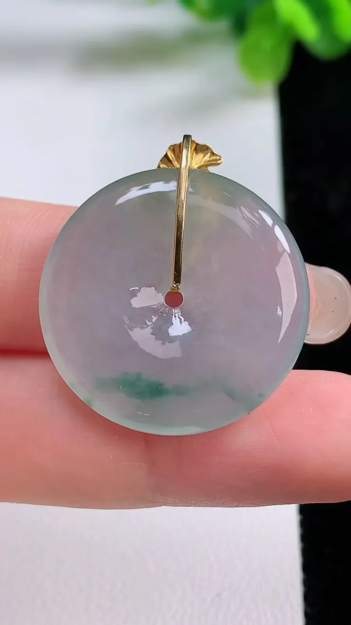 天然A货翡翠种飘花平安扣吊坠，尺寸26.2-4.2，重量:6.90g
8月31日