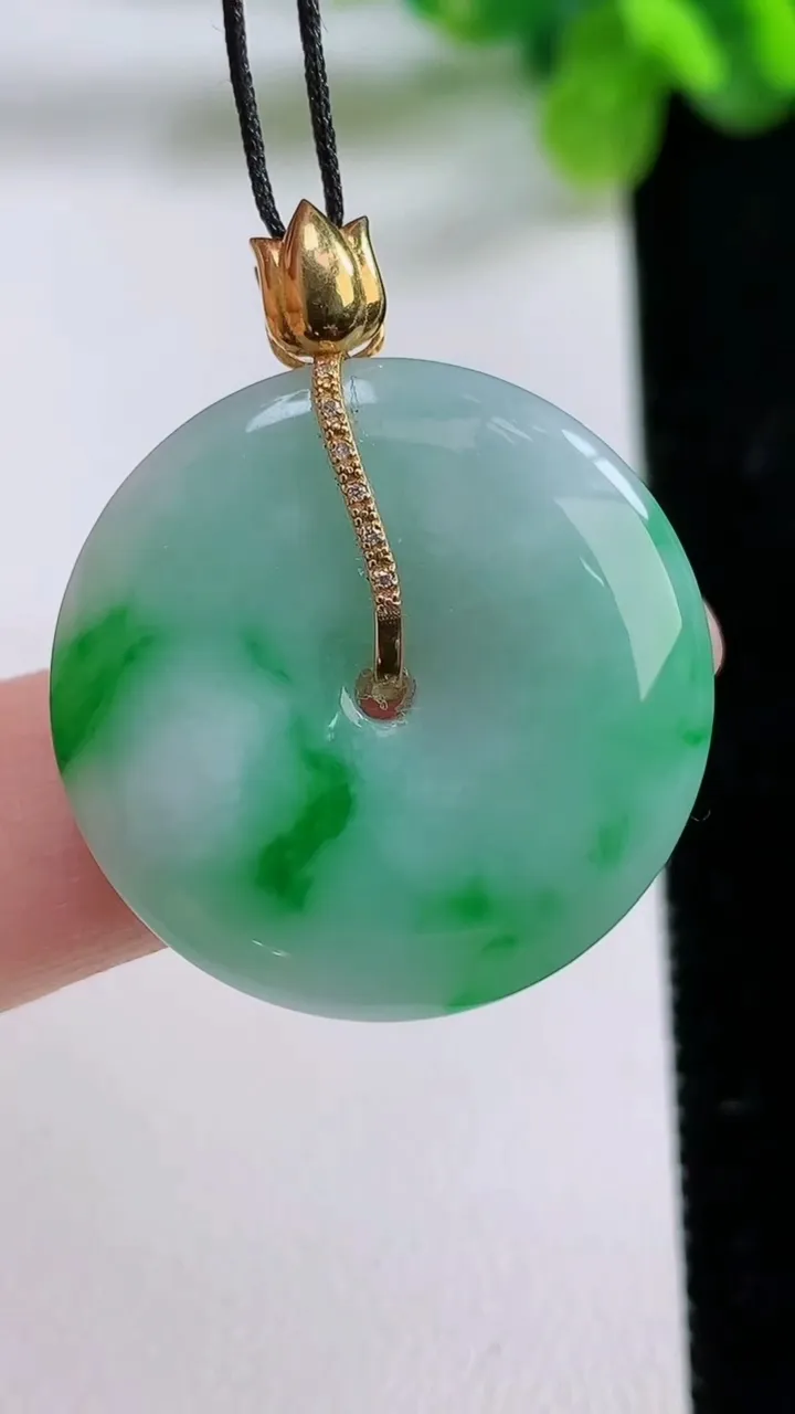 天然A货翡翠平安扣吊坠，尺寸27-5，重量:8.13g
8月31日