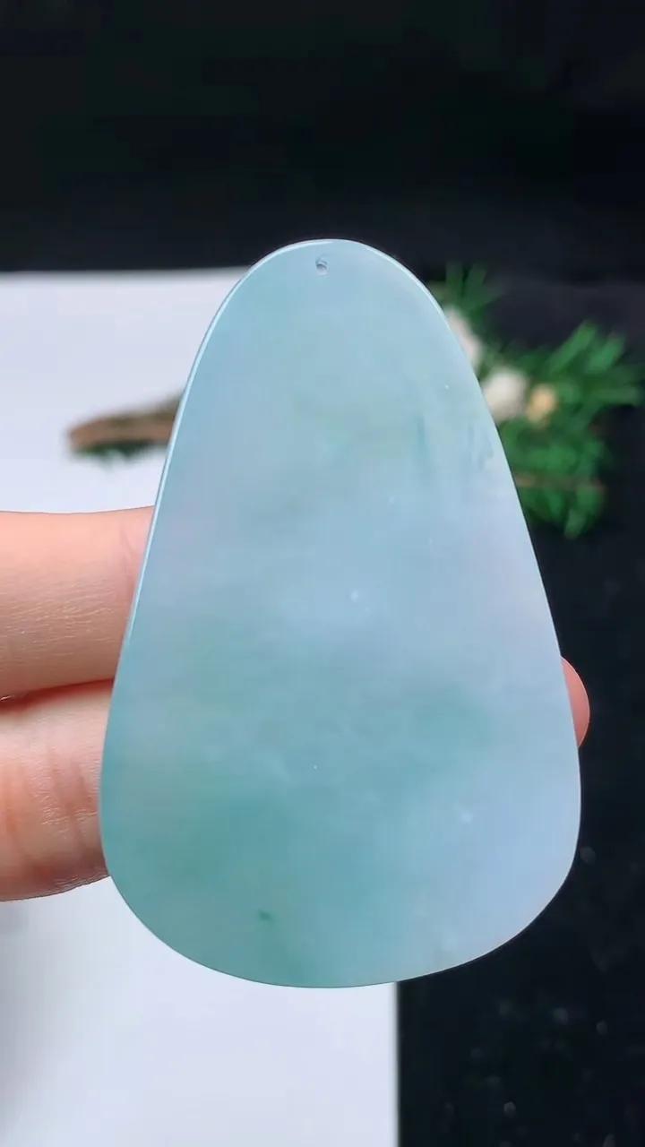 天然A货翡翠荷叶鱼吊坠，尺寸57.7-36.2-6.8，重量:25.18g
8月31日