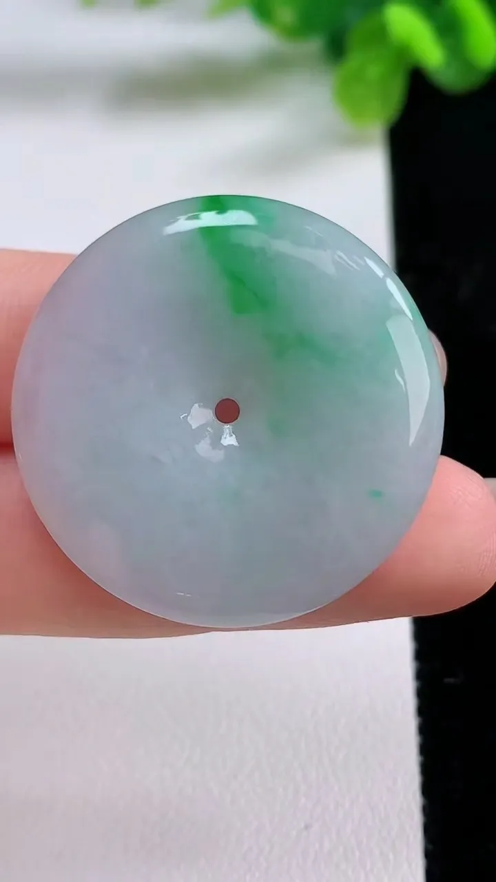 天然A货翡翠平安扣吊坠，尺寸32.2-5，重量:11.47g
8月31日