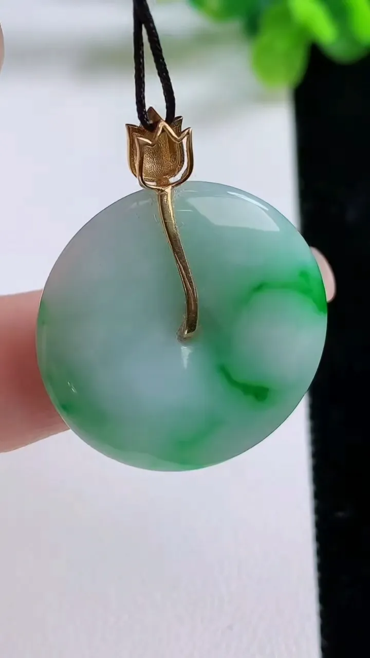天然A货翡翠平安扣吊坠，尺寸27-5，重量:8.13g
8月31日
