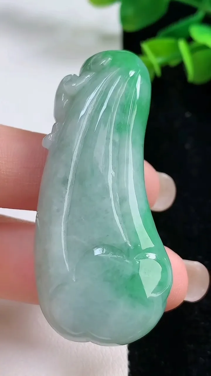 天然A货翡翠莲蓬吊坠，尺寸57-24.6-14，重:34.38g
8月31日