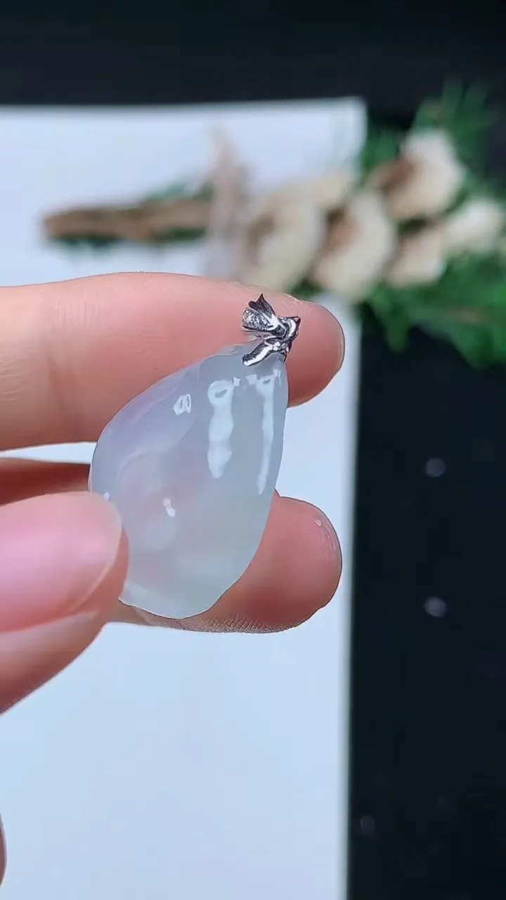 天然A货翡翠白冰原石吊坠，尺寸23-21.6-5，重量:4.48g
8月31日