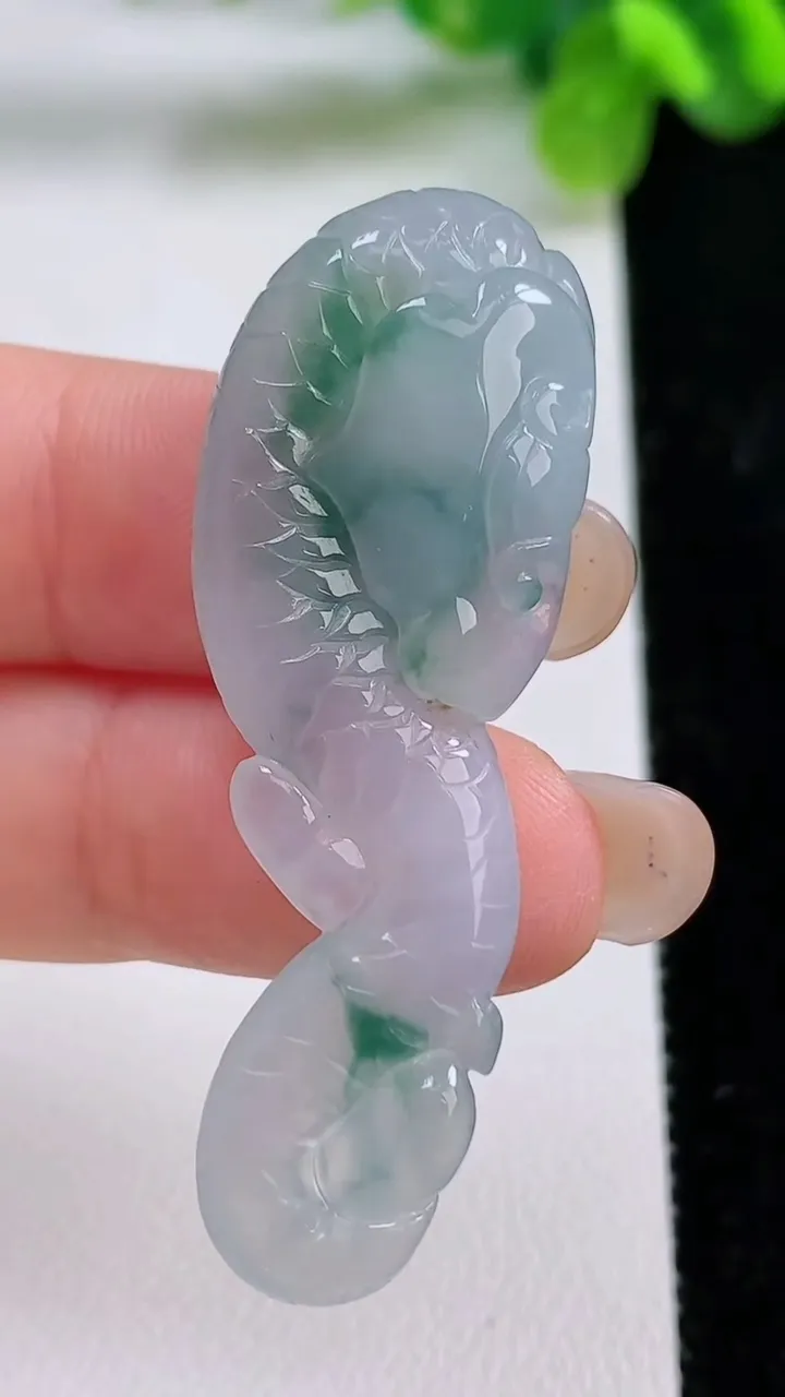 天然A货翡翠冰种飘花生肖蛇吊坠，尺寸47.3-16.4-7.8，重量:8.38g
8月31日