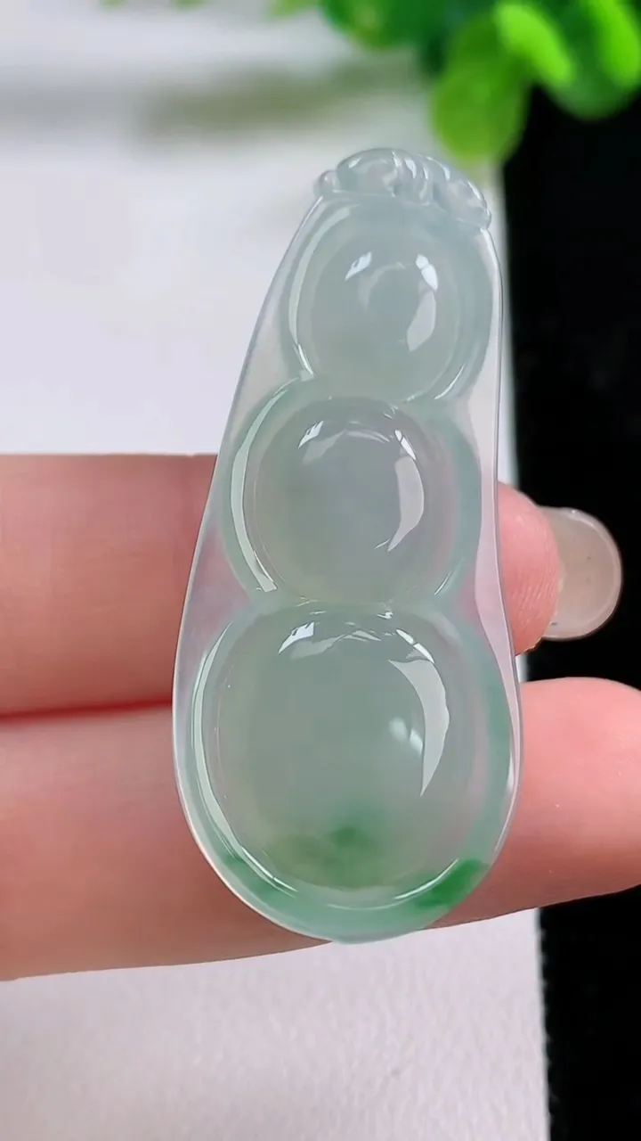 天然A货翡翠福豆吊坠，尺寸45.5-19.5-6，重量:9.08g
8月31日