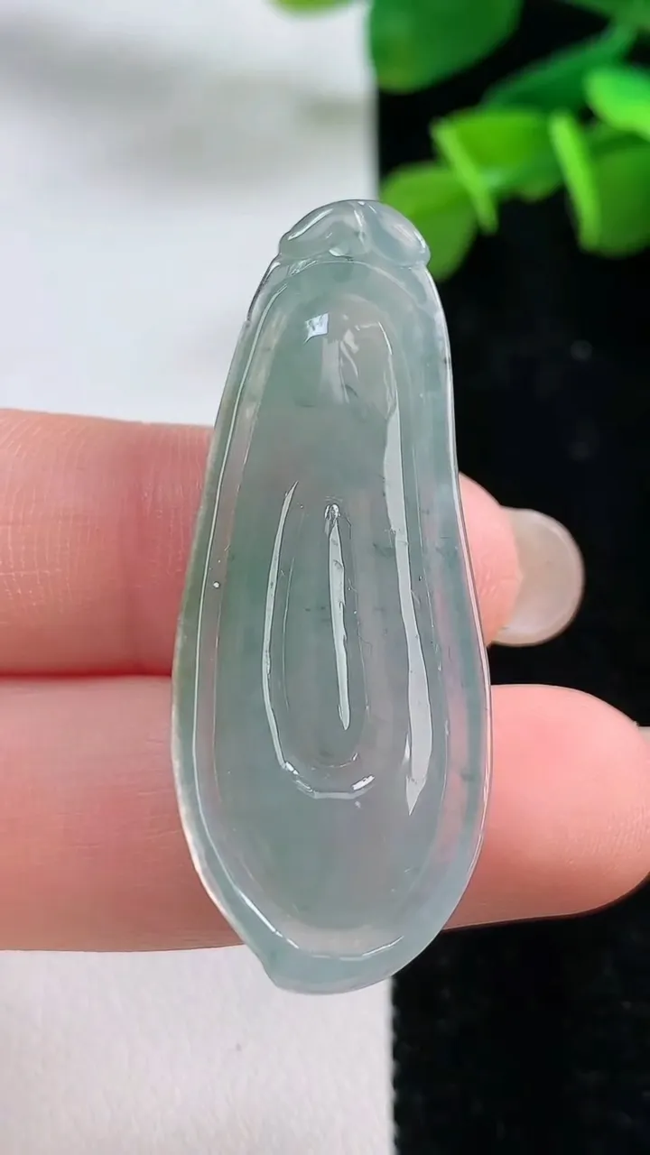 天然A货翡翠福瓜吊坠，尺寸43-17-6.3，重:6.82g
8月31日